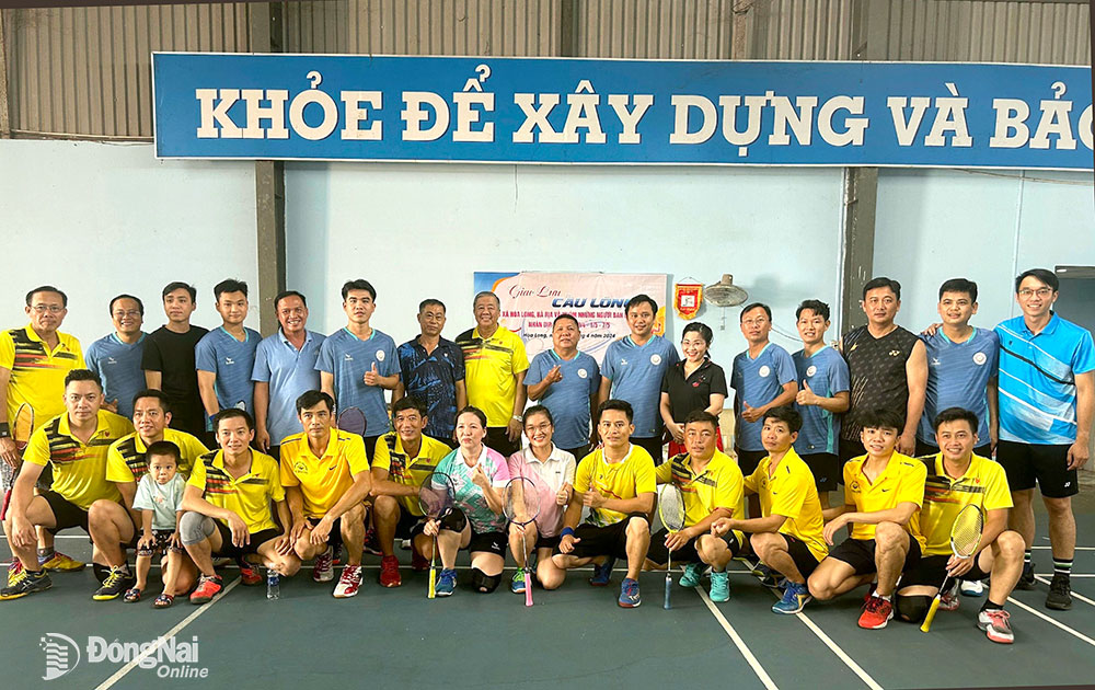 Thành viên Nhóm những người bạn Biên Hòa và câu lạc bộ xã Hòa Long chụp hình lưu niệm trước thi đấu giao lưu.