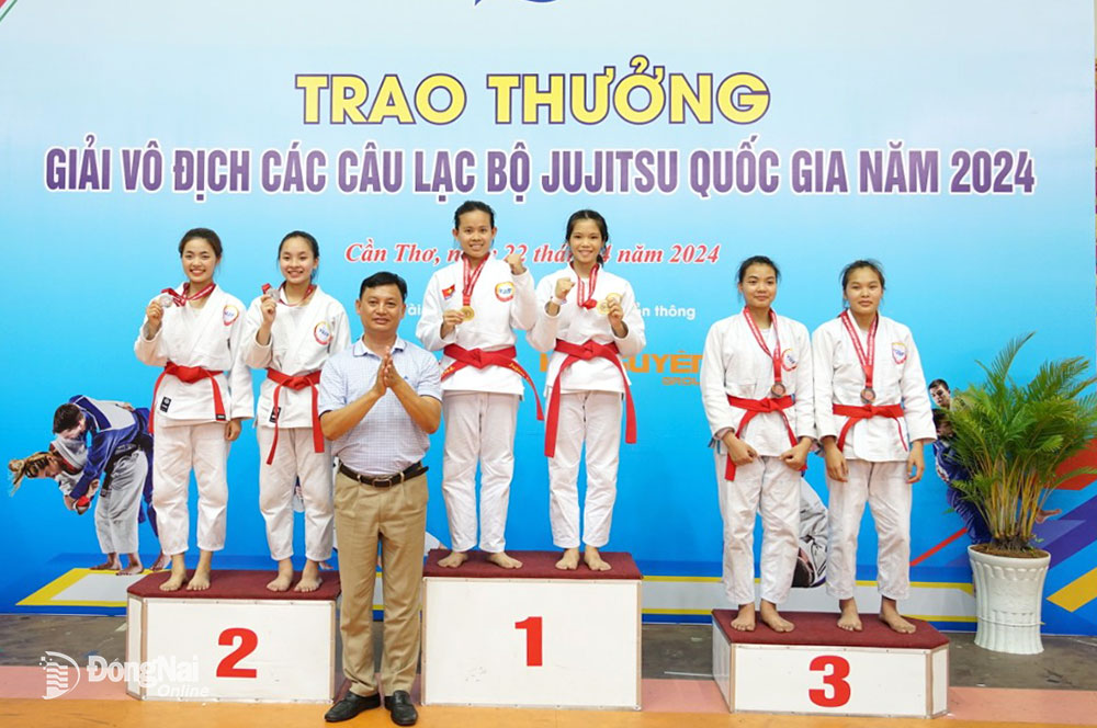 Đôi vận đông viên Đồng Nai Nguyễn Thủy Tiên - Trịnh Thị Hoàng Anh trên bục nhận huy chương vàng Duo nữ. Ảnh: ĐVCC