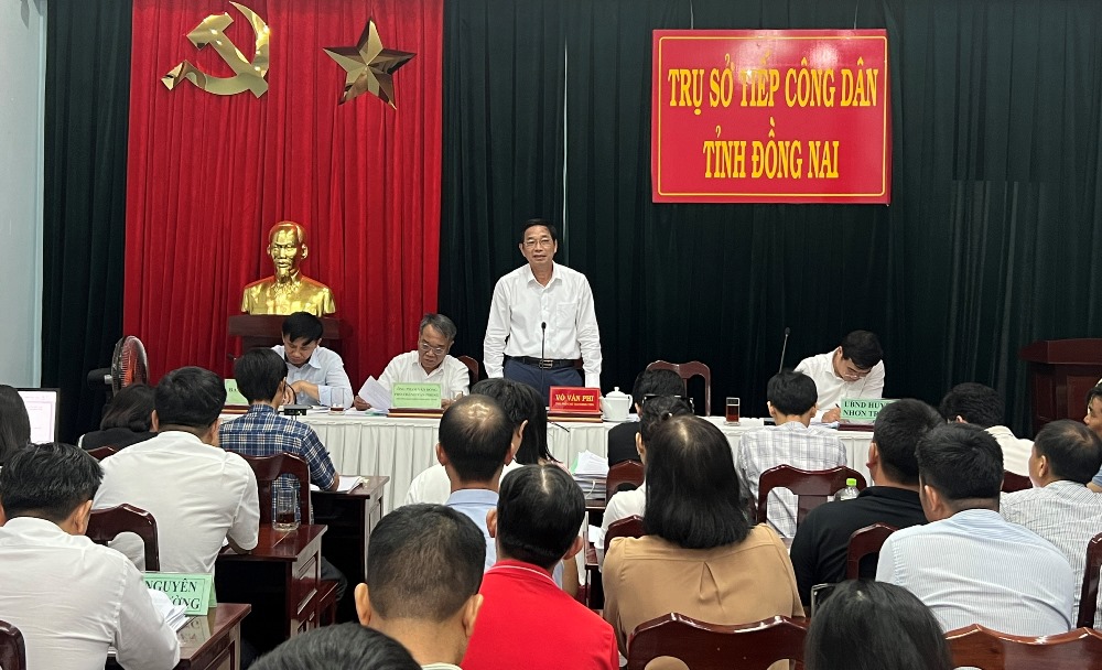 Phó chủ tịch UBND tỉnh trả lời ý kiến công dân tại buổi tiếp. Ảnh: Hoàng Lộc