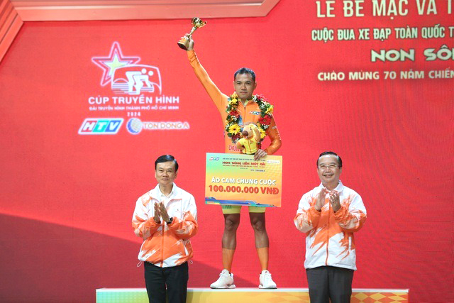 Nguyễn Tấn Hoài đoạt danh hiệu Áo cam - tay đua Việt Nam xuất sắc nhất giải. Ảnh: TNO 

