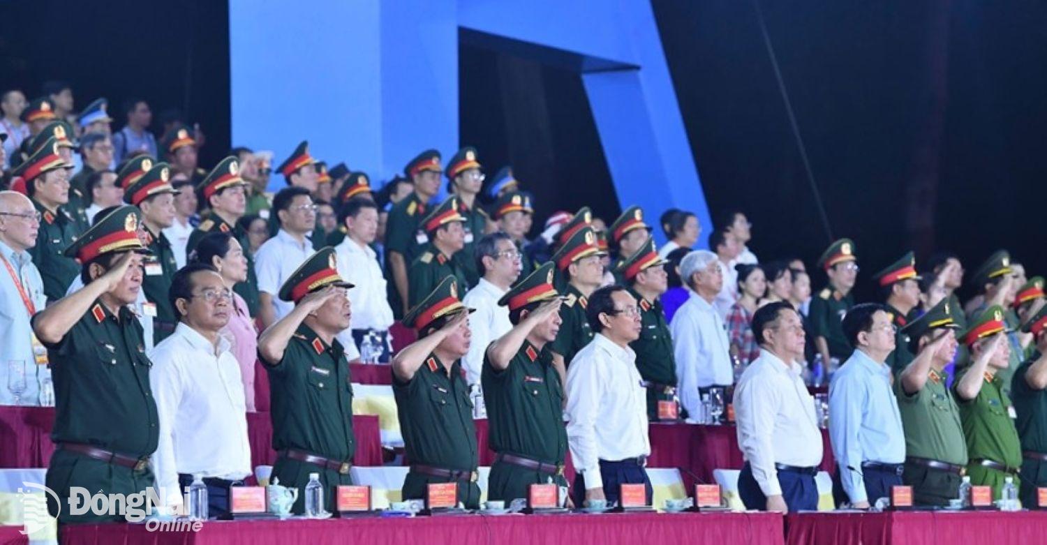 Lãnh đạo Đảng, Nhà nước, Quân ủy Trung ương, Bộ Quốc phòng dự buổi sơ duyệt tối 25-4. Ảnh: Nguyệt Hà