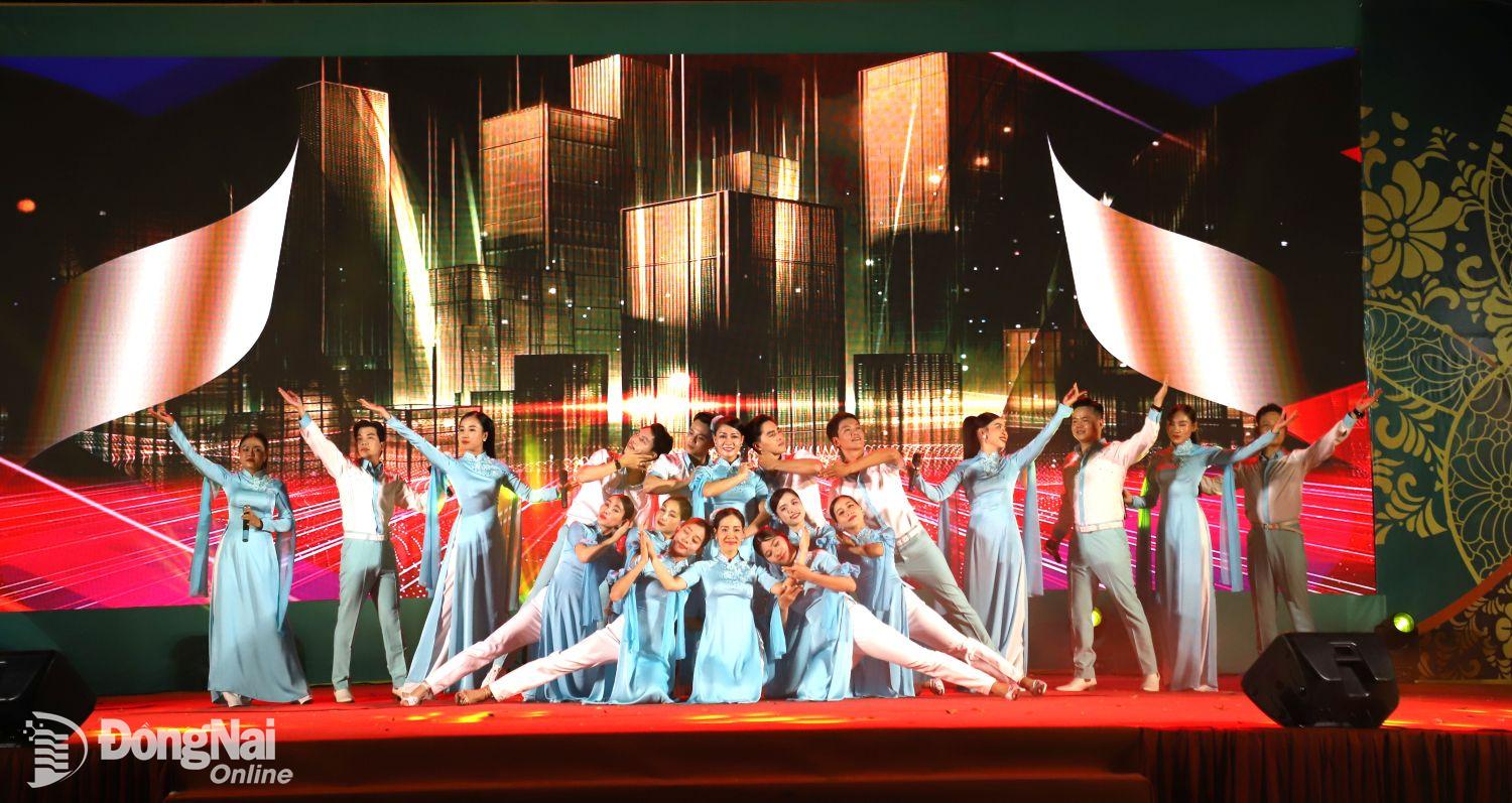 Một tiết mục nghệ thuật chào mừng kỷ niệm 50 năm Ngày giải phóng miền Nam, thống nhất đất nước. Ảnh: My Ny