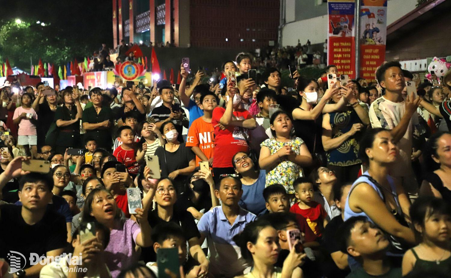 Người dân háo hức xem pháo hoa mừng kỷ niệm Ngày giải phóng miền Nam. Ảnh: My Ny