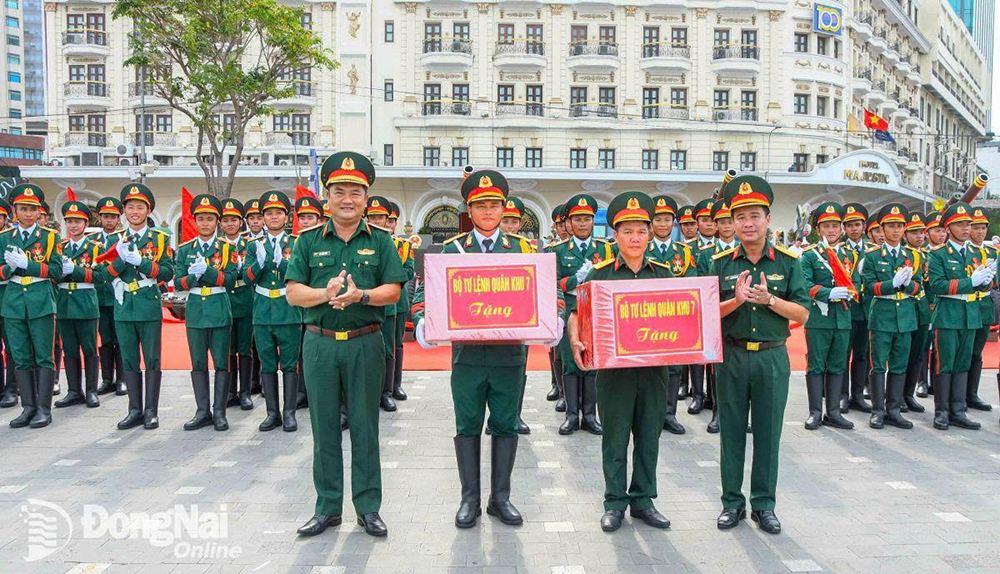 Thiếu tướng Lê Xuân Thế (bìa trái), đại tá Nguyễn Tấn Linh (bìa phải) tặng quà Đội Pháo lễ. Ảnh: Ngọc Tuân