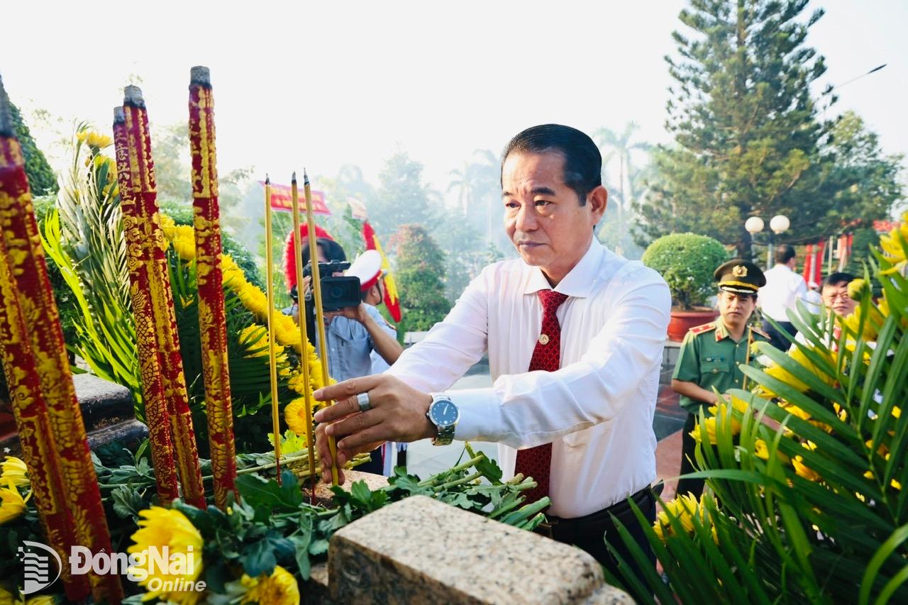 Chủ tịch HĐND tỉnh Thái Bảo dâng hương. Ảnh: Công Nghĩa