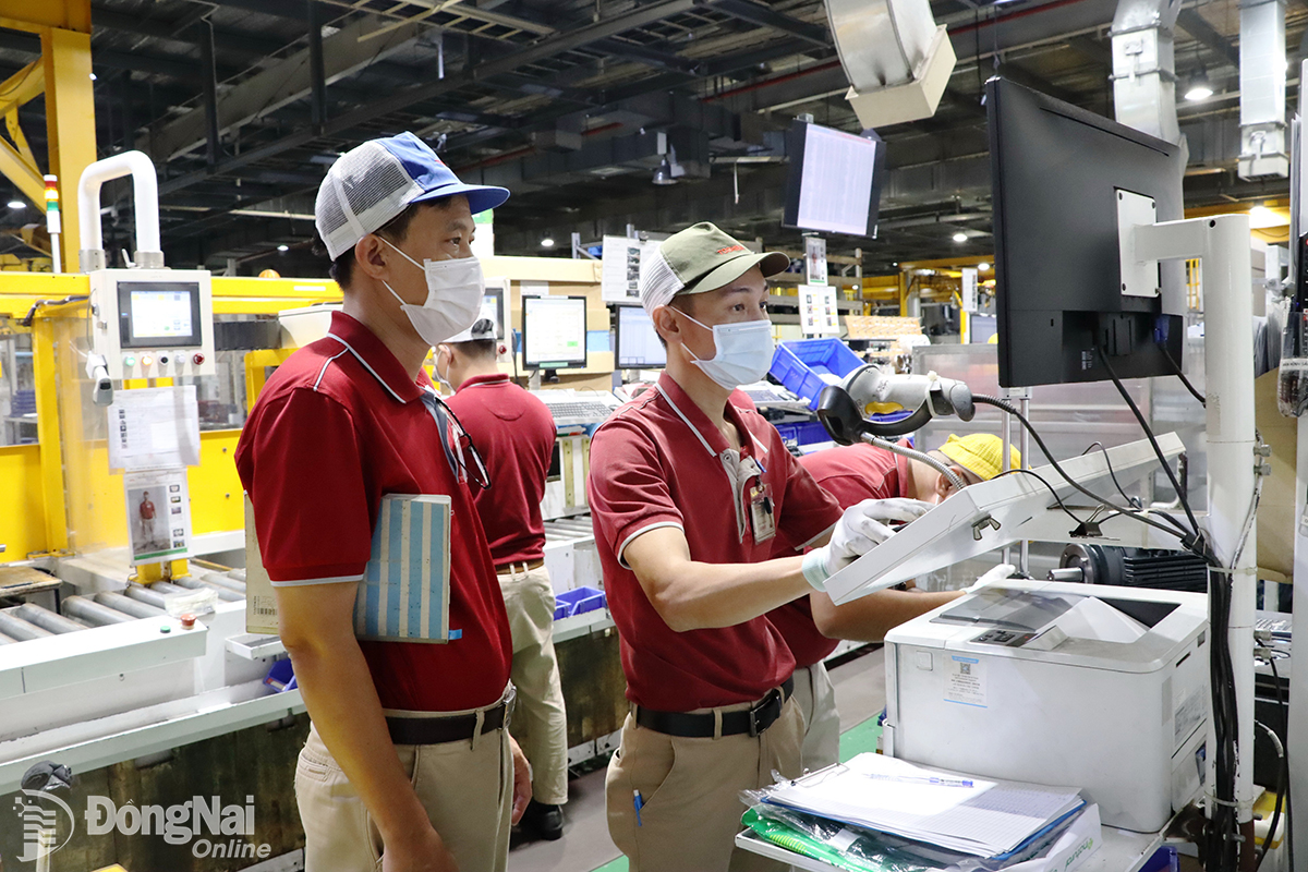 Nhân viên kỹ thuật của Công ty TNHH Sản phẩm công nghiệp Toshiba Asia (thành phố Biên Hòa) giám sát quy trình sản xuất của công ty. Ảnh: Công Nghĩa