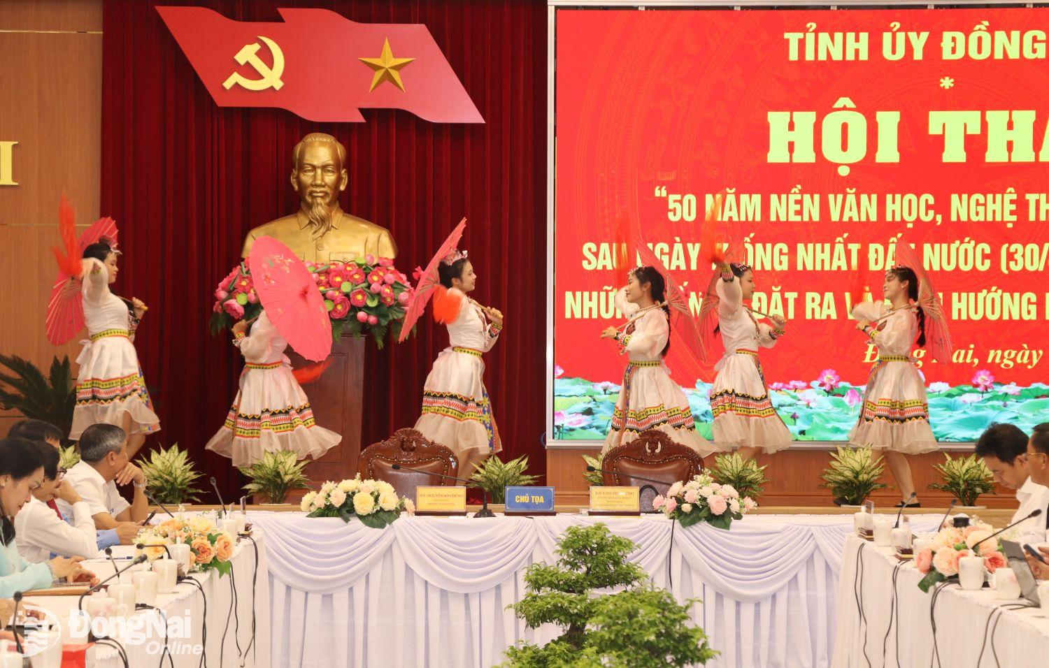 Biểu diễn nghệ thuật tại Hội thảo 50 năm nền văn học nghệ thuật Đồng Nai sau ngày thống nhất đất nước. Ảnh: My Ny