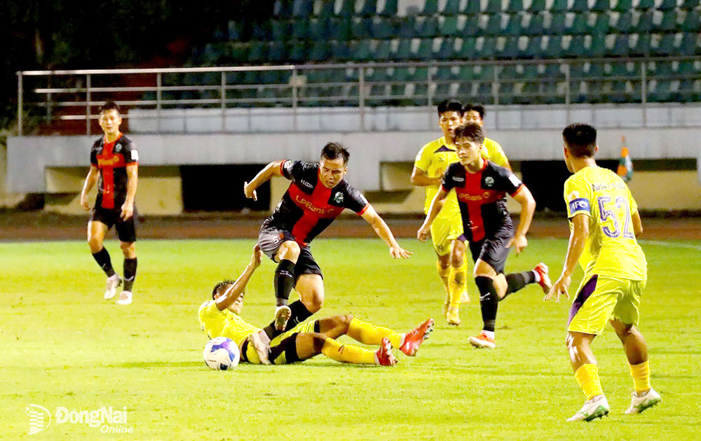Hòa Bình (áo vàng) bất ngờ cầm hòa 1-1 với đội đầu bảng Phù Đổng Ninh Bình