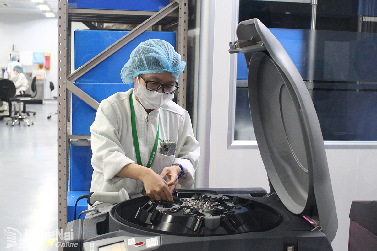 Công nhân trong giờ sản xuất tại Công ty TNHH Thiết bị y tế Terumo Việt Nam (ở huyện Long Thành).