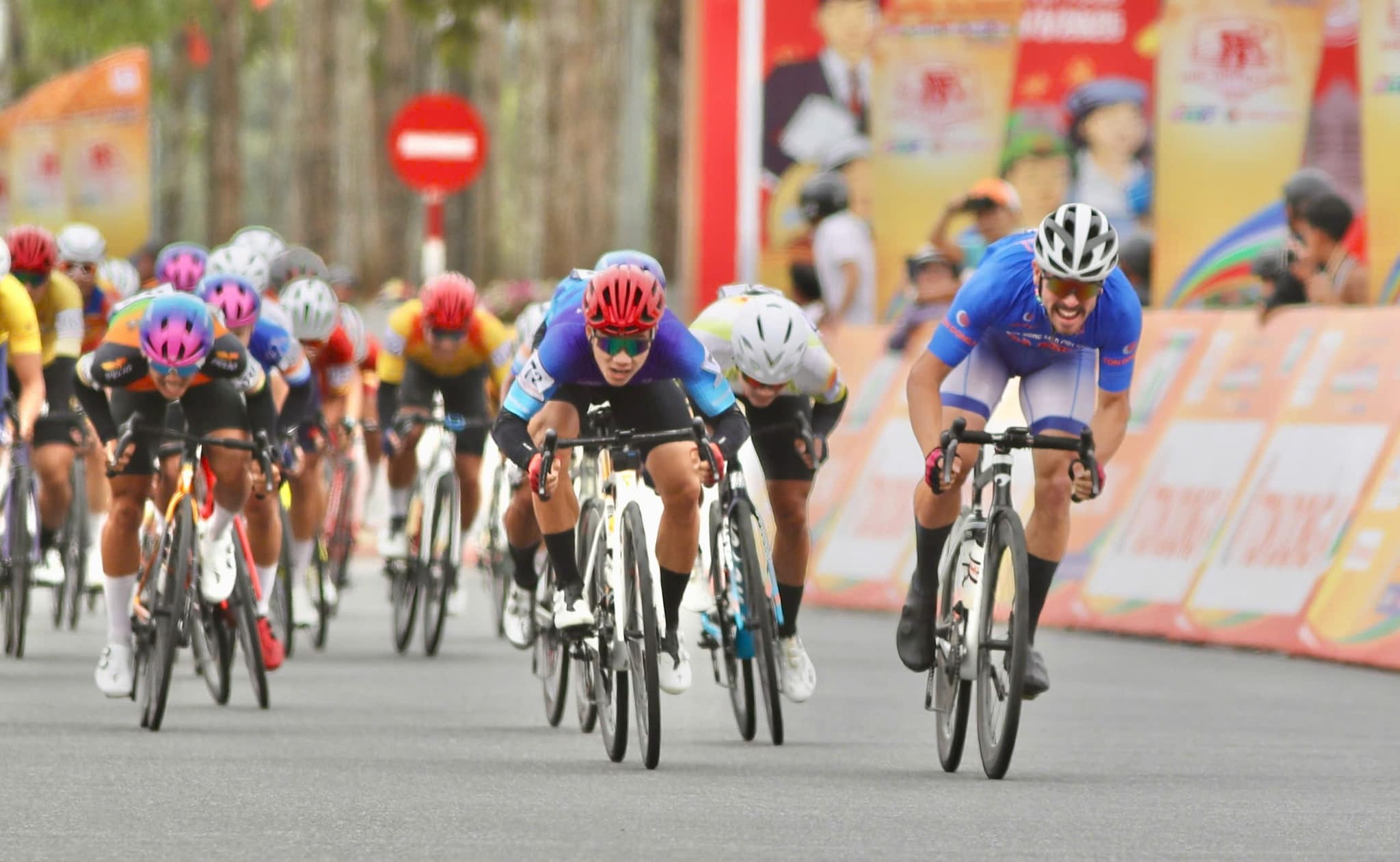 Nicholas Kergozou (phải) lần nữa đánh bại Nguyễn Văn Bình để thắng chặng 11 Cúp Truyền hình Thành phố Hồ Chí Minh 2025. Ảnh: Cycling News

