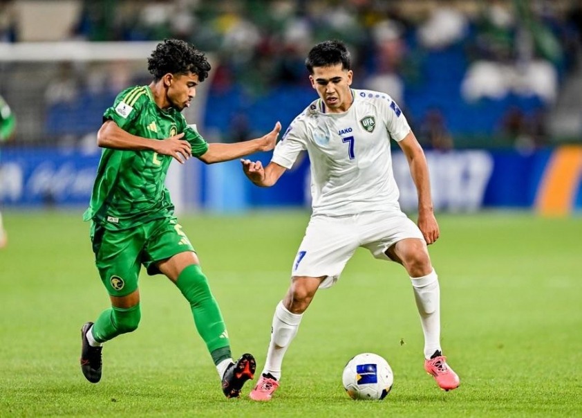 U.17 Uzbekistan (áo trắng) phải nhận tới 2 tấm thẻ đỏ trong hiệp 1. Ảnh: UFA