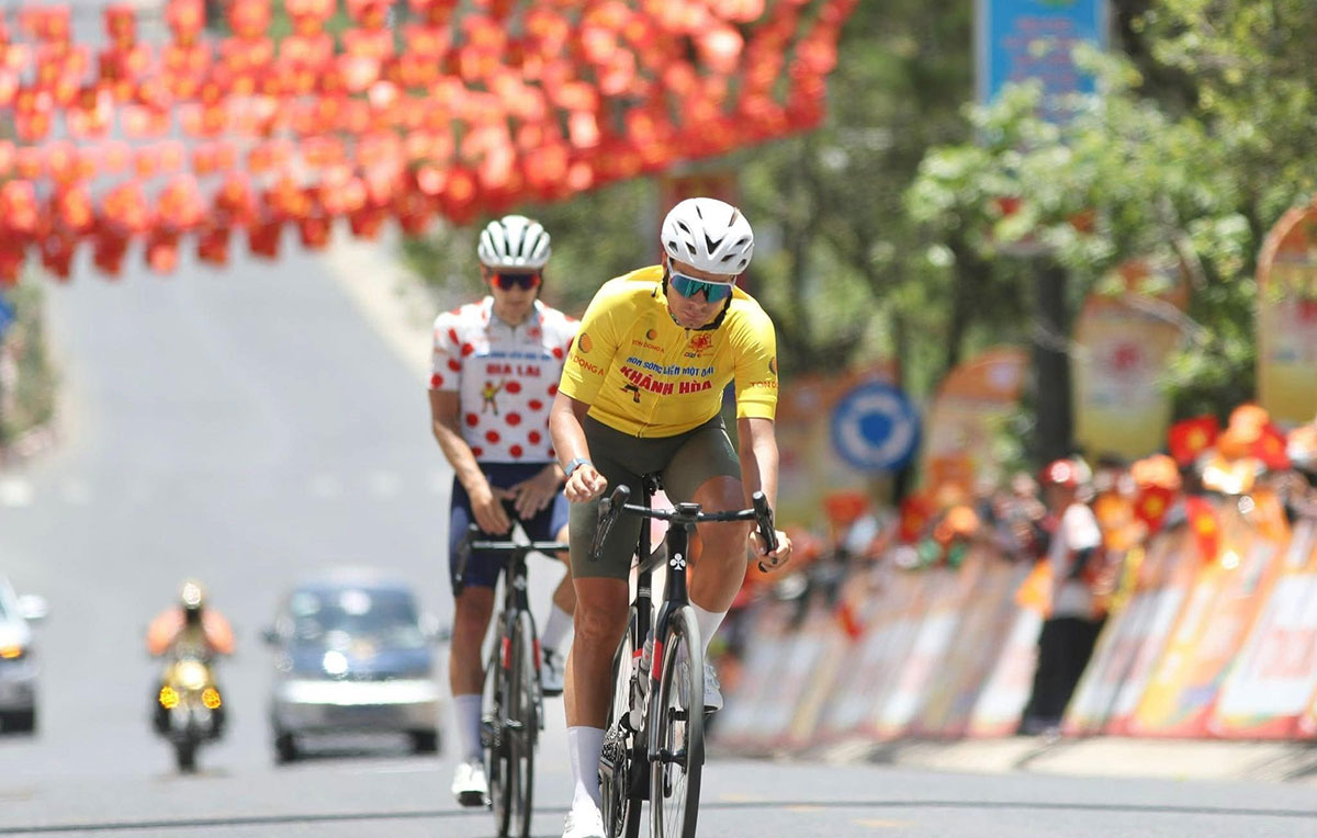 Áo vàng Mikhail Fokin (Tập đoàn Lộc Trời An Giang) và Savva Novikov (Nhựa Bình Minh Bình Dương) lần lượt về đích tại thành phố Đà Lạt, Ảnh: Cycling News