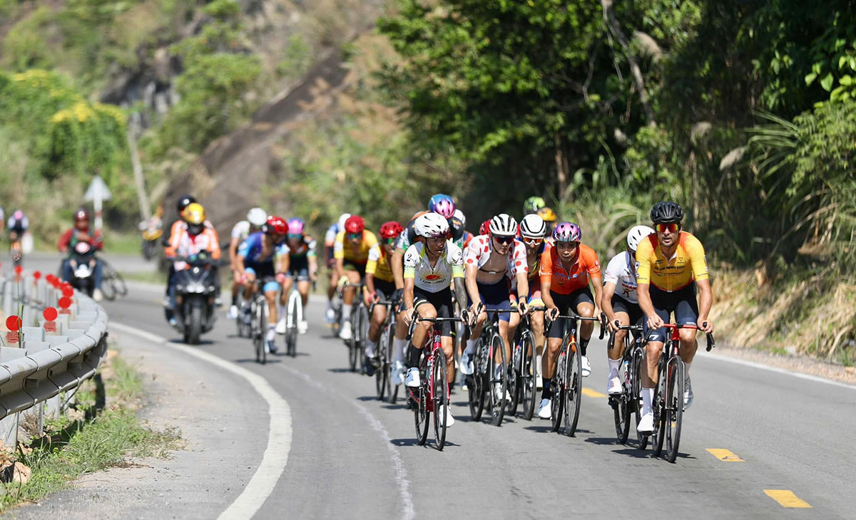 Chặng này, các tay đua chinh phục hai ngọn đèo Khánh Lê và Giang Ly. Ảnh: Cycling News