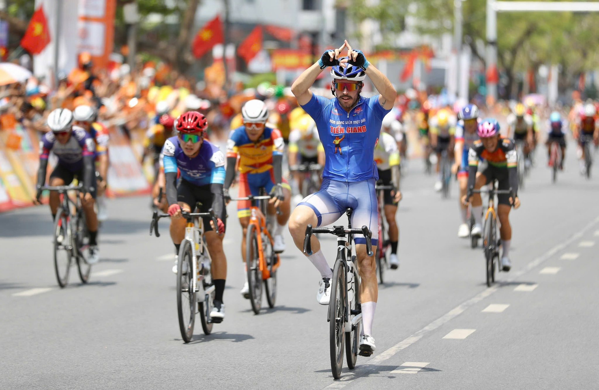 Nick Kergozou ăn mừng chiến thắng chặng lần thứ 9 ở Cúp xe đạp truyền hình TP.HCM 2025. Ảnh: Cycling News