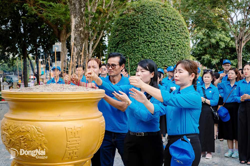 Cán bộ Công đoàn dâng hương tại Nhà lưu niệm và Tượng đài Anh hùng Võ Thị Sáu. Ảnh: CĐ