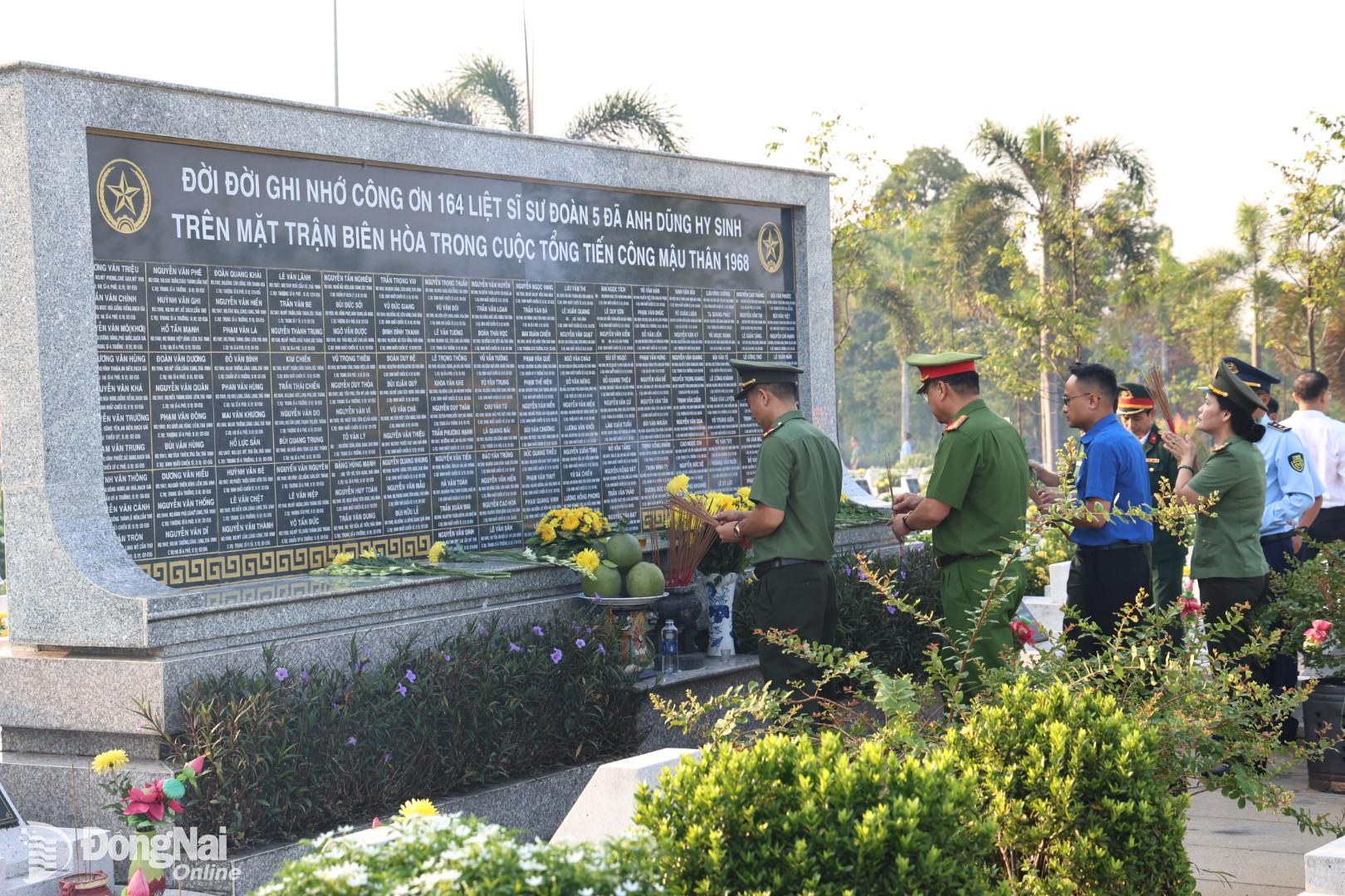 Các đại biểu dâng hương bia tưởng niệm các liệt sĩ. Ảnh: Công Nghĩa