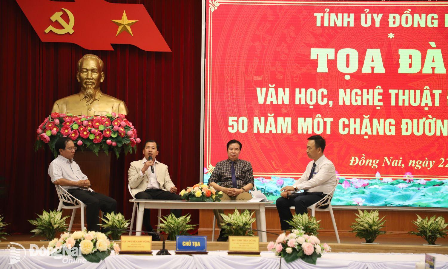 Các đại biểu tham gia tọa đàm văn học nghệ thuật Đồng Nai 50 năm một chặng đường cống hiến. Ảnh: My Ny