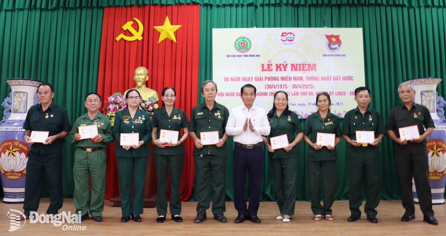 Ủy viên Ban Thường vụ Tỉnh ủy, Chủ tịch HĐND tỉnh Thái Bảo trao tặng kỷ niệm chương cho các cá nhân