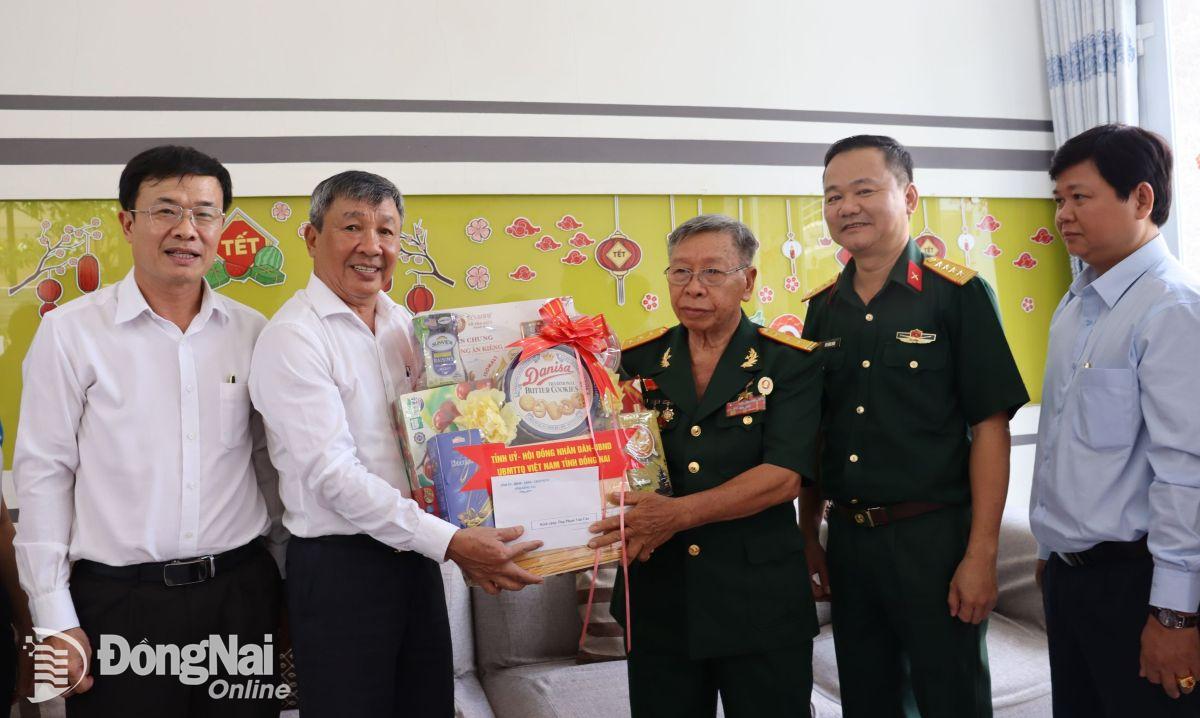 Phó bí thư thường trực Tỉnh ủy Hồ Thanh Sơn thăm, tặng quà người có công tại thành phố Biên Hòa