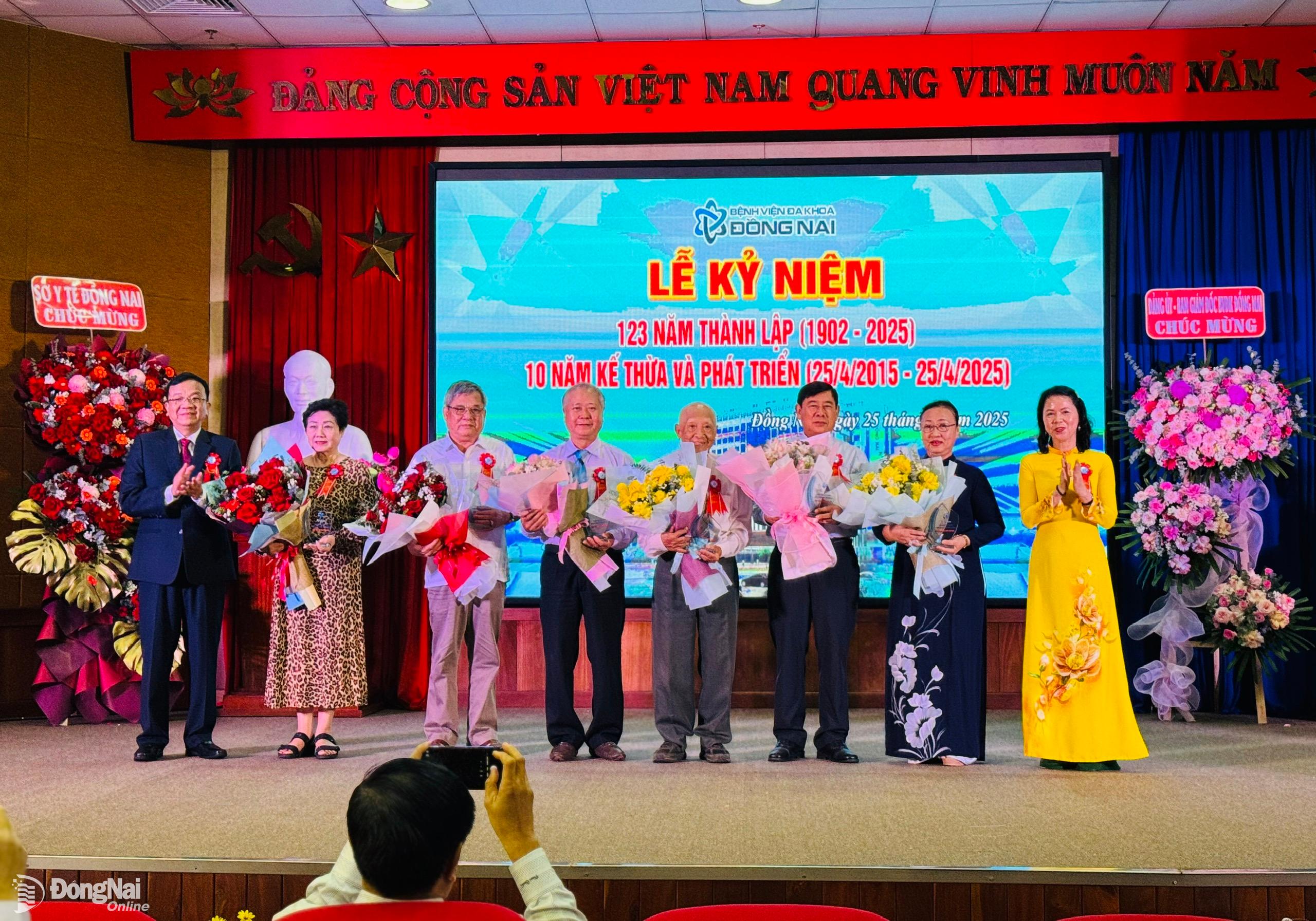 Lãnh đạo bệnh viện tri ân lãnh đạo Sở Y tế, lãnh đạo bệnh viện qua các thời kỳ. Ảnh: Hạnh Dung