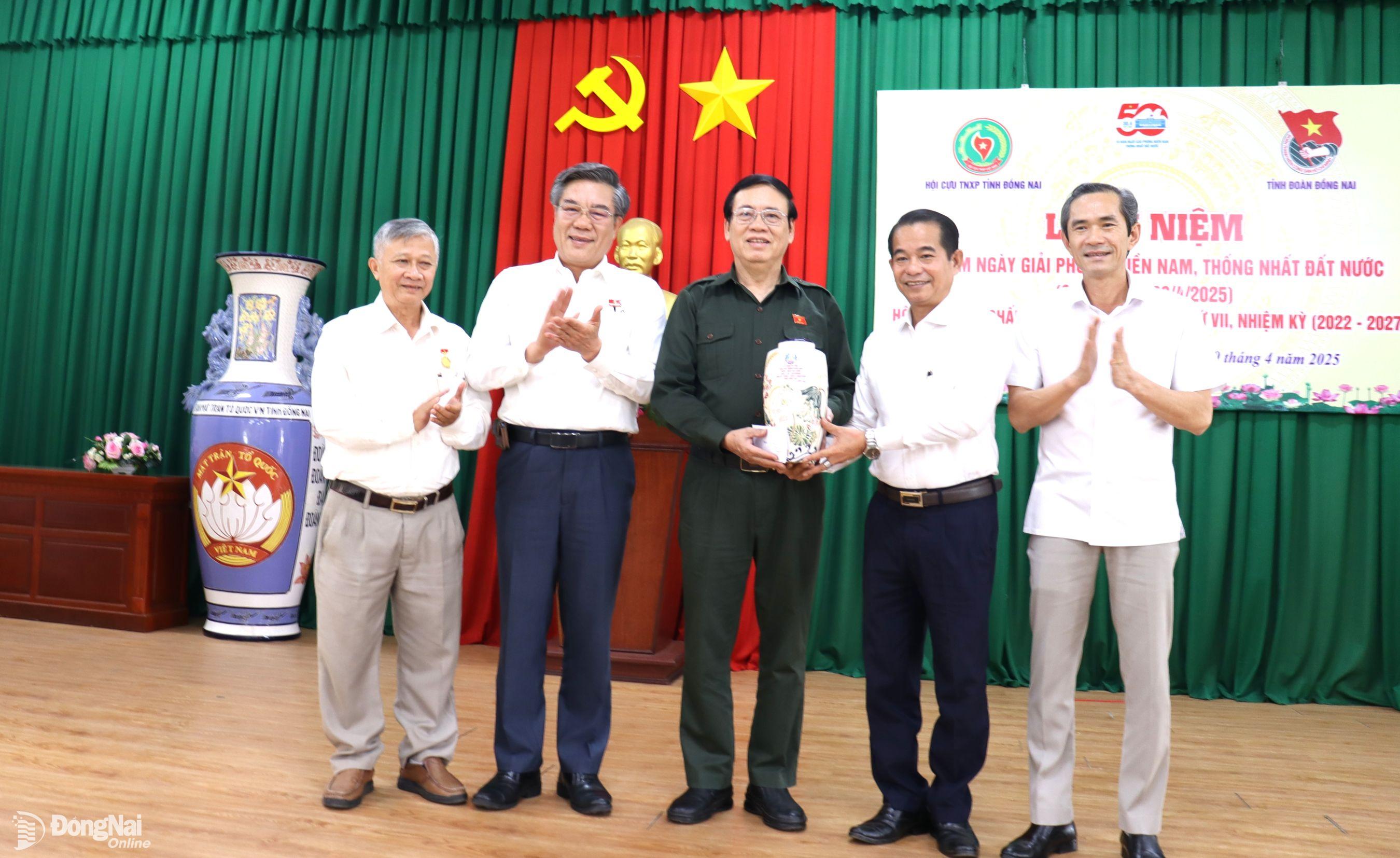 Lãnh đạo tỉnh tặng quà cám ơn đồng chí Vũ Trọng Kim