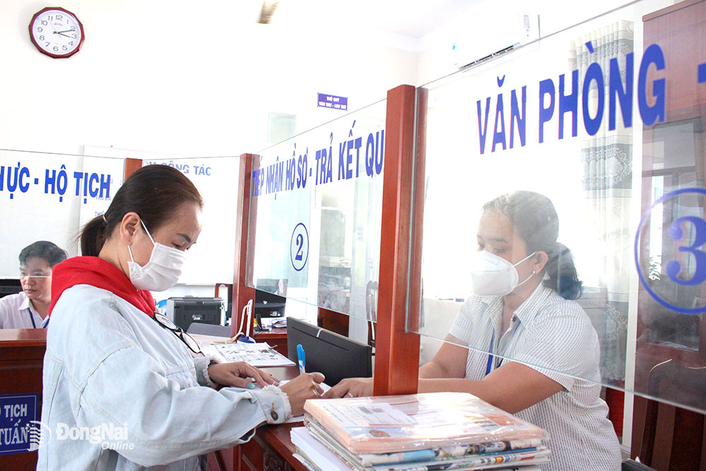 Cán bộ, công chức Bộ phận Một cửa phường Hiệp Hòa, thành phố Biên Hòa, hướng dẫn người dân thực hiện thủ tục hành chính. Ảnh: H.Thảo