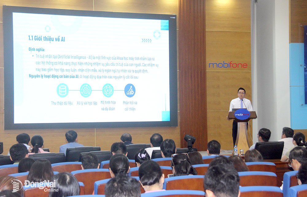 PGS-TS Nguyễn Thanh Bình, Trưởng bộ môn Ứng dụng tin học, Đại học Quốc gia Thành phố Hồ Chí Minh, chia sẻ tại Hội nghị Phổ cập kiến thức và kỹ năng trí tuệ nhân tạo (AI) cho đội ngũ cán bộ, công chức, viên chức trên địa bàn tỉnh vào cuối tháng 3-2025. Ảnh: Hải Quân