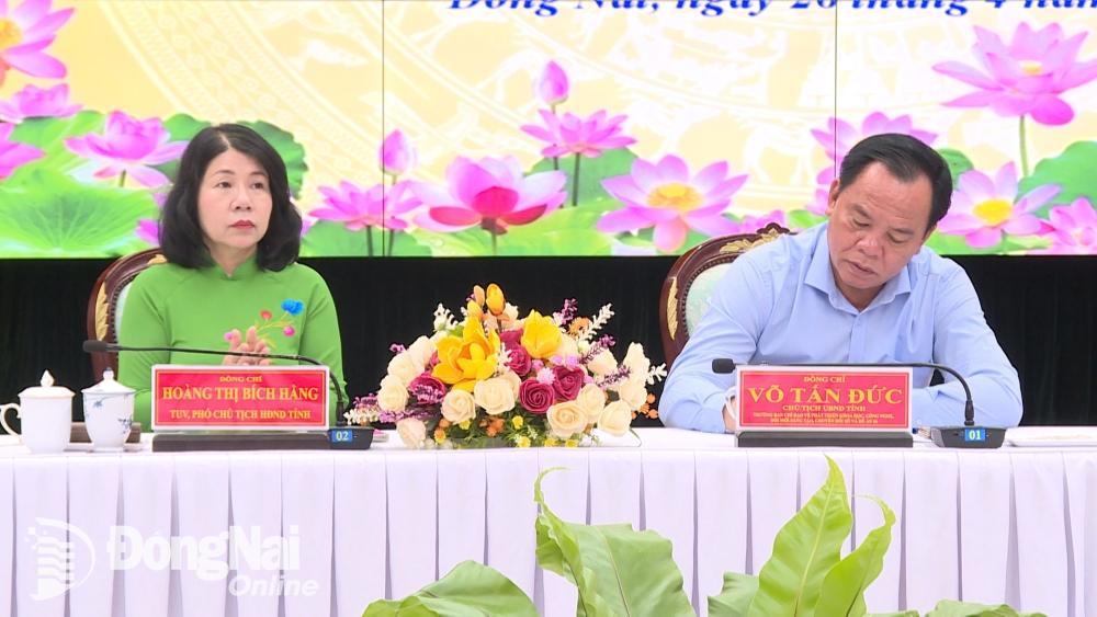 Phó bí thư Tỉnh ủy, Chủ tịch UBND tỉnh Võ Tấn Đức và Phó chủ tịch HĐND tỉnh Hoàng Thị Bích Hằng chủ trì hội nghị. Ảnh: H.Thảo
