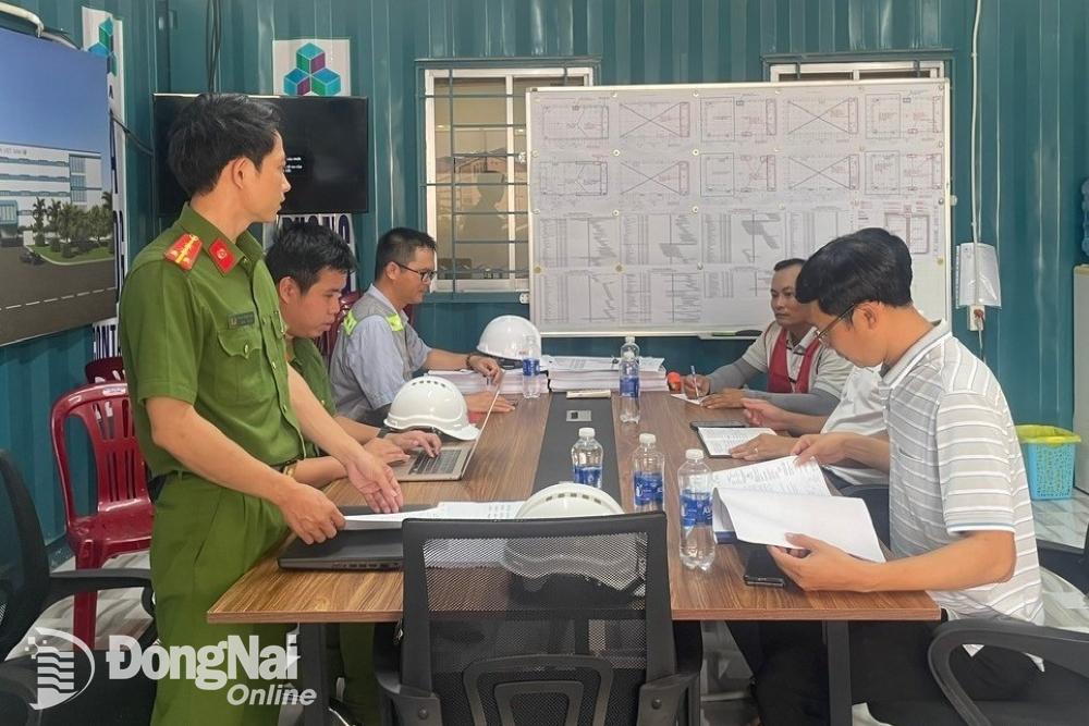 Kiểm tra an toàn phòng cháy trong quá trình thi công tại Dự án nhà kho - xưởng và văn phòng cho thuê tại Công ty TNHH WIIN 1 (khu công nghiệp Nhơn Trạch 3, huyện Nhơn Trạch). Ảnh: Phạm Đăng Khoa