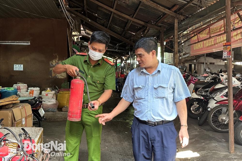 Lực lượng chức năng kiểm tra an toàn phòng cháy tại chợ Sặt (phường Tân Biên, thành phố Biên Hòa). Ảnh: Tư liệu