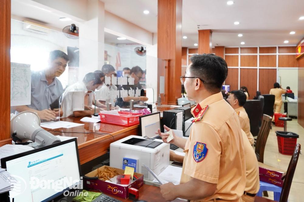 Người dân đến Phòng Cảnh sát giao thông Công an tỉnh (phường Tân Mai, thành phố Biên Hòa) thực hiện đổi, cấp lại giấy phép lái xe. Ảnh: Bảo Long