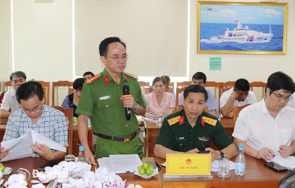 Đại diện Công an tỉnh phát biểu đóng góp ý kiến cho các dự thảo luật tại hội nghị. Ảnh: An Nhơn