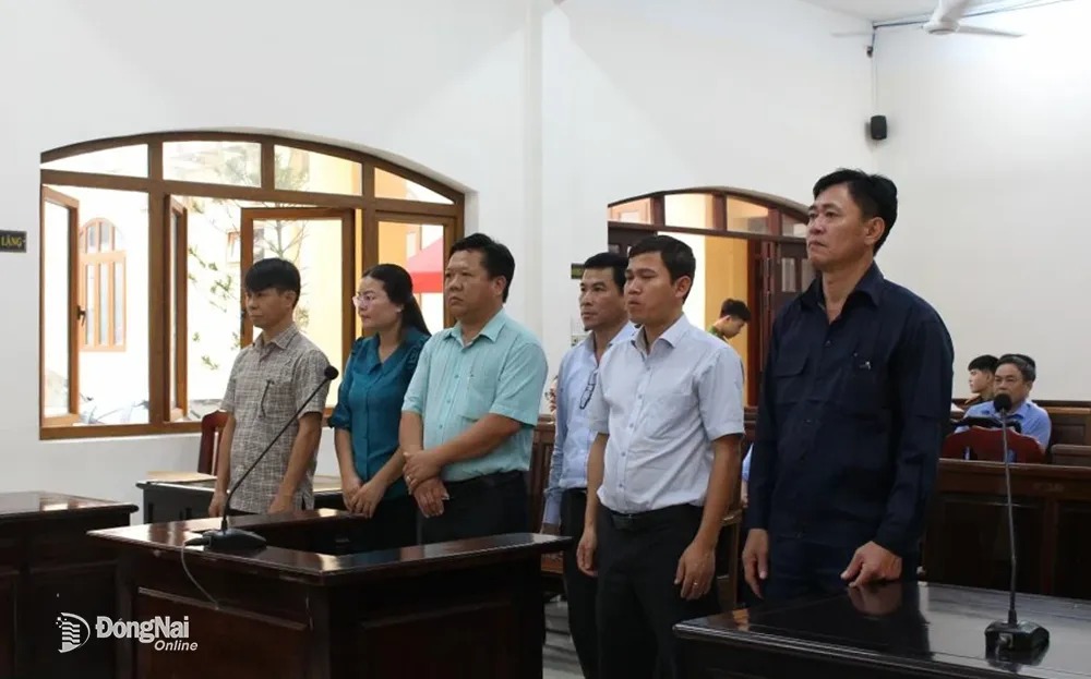 Các bị cáo tại phiên tòa xét xử chiều 23-11-2023. Ảnh tư liệu