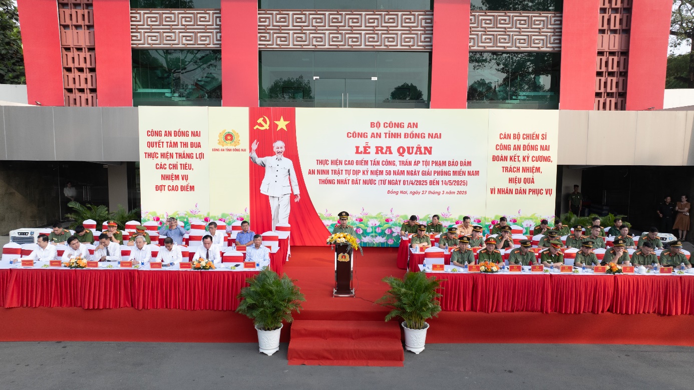 Đồng chí thiếu tướng Nguyễn Đức Hải, Bí Thư Đảng ủy, Giám đốc Công an tỉnh phát lệnh ra quân cao điểm lễ 30-4-2025.