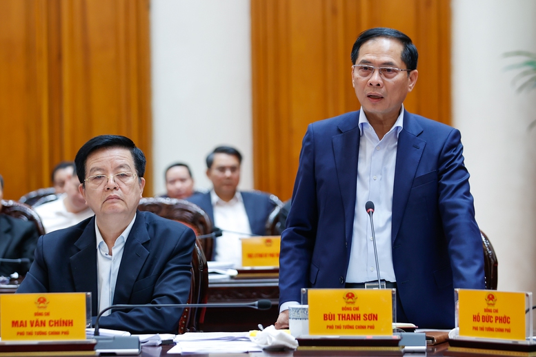 Phó Thủ tướng Bùi Thanh Sơn và Phó Thủ tướng Mai Văn Chính phát biểu tại cuộc họp. Ảnh: VGP/Nhật Bắc