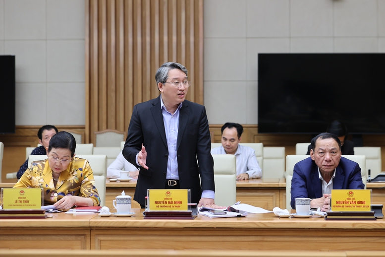 Bộ trưởng Bộ Tư pháp Nguyễn Hải Ninh phát biểu tại cuộc họp. Ảnh: VGP/Nhật Bắc