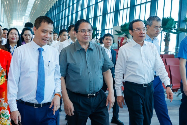 Thủ tướng Chính phủ Phạm Minh Chính, Bí thư Thành ủy TPHCM Nguyễn Văn Nên tới dự lễ Khánh thành Nhà ga T3 Cảng hàng không quốc tế Tân Sơn Nhất tại điểm cầu TPHCM - Ảnh: VGP/Nhật Bắ