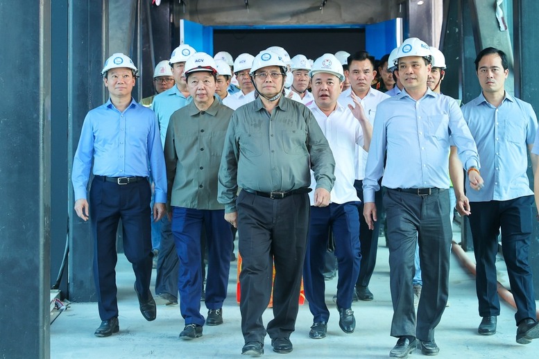 Chiều 1/2 (tức mùng 4 Tết Ất Tỵ), Thủ tướng Phạm Minh Chính tới động viên, tặng quà Tết cán bộ, công nhân trên công trường và kiểm tra, đôn đốc, thúc đẩy tiến độ dự án Nhà ga T3 Cảng hàng không Tân Sơn Nhất (TPHCM) - Ảnh: VGP/Nhật Bắc