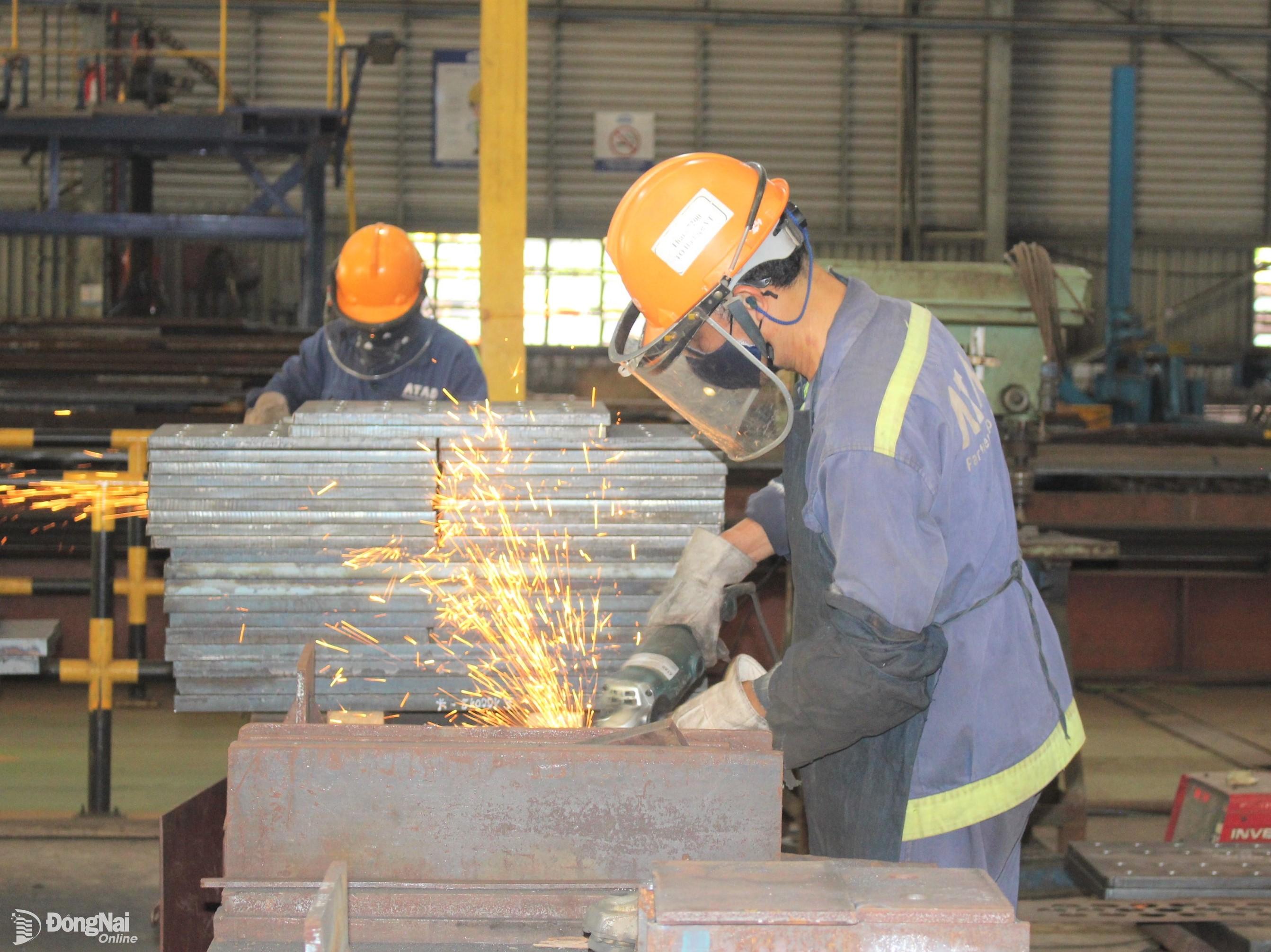 Công nhân thi đua sản xuất tại Công ty CP kết cấu thép ATAD Đồng Nai (thành phố Long Khánh)