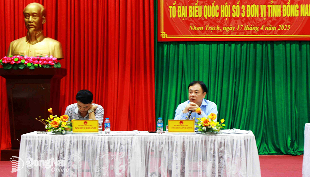 Đại biểu Nguyễn Công Long trao đổi với cử tri tại hội nghị. Ảnh:H.Thảo