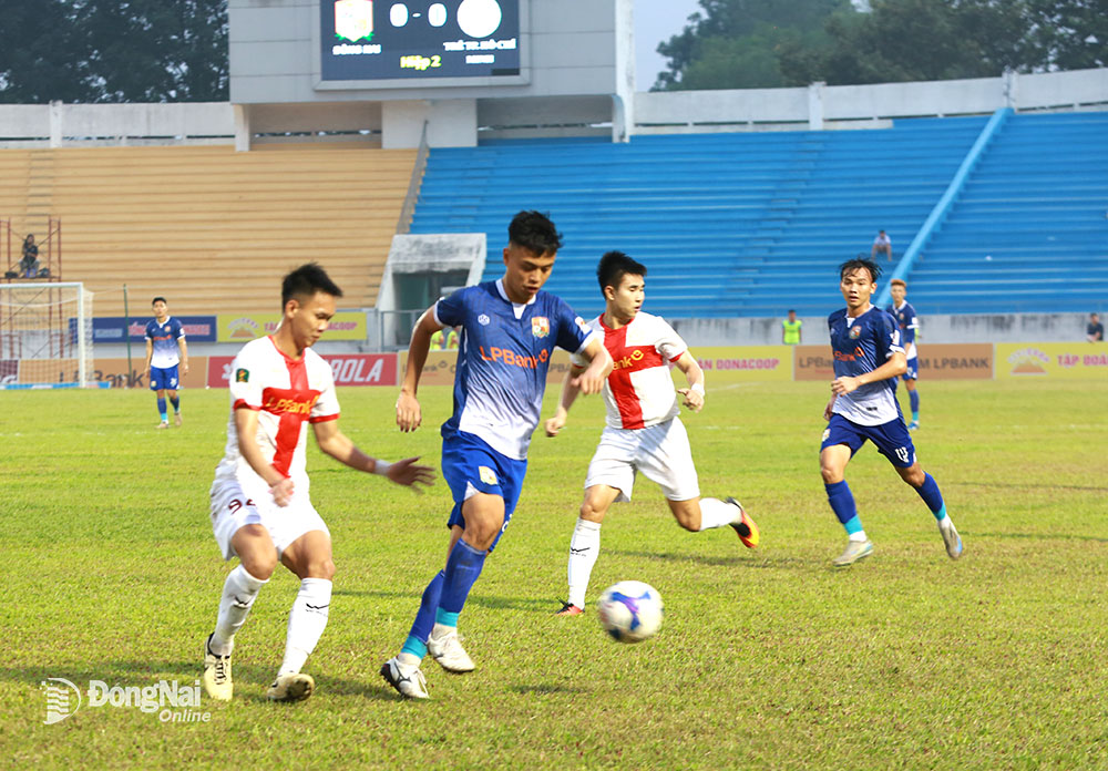 Câu lạc bộ Đồng Nai (áo xanh) tiếp tục chia điểm với tỷ số 0-0 cùng chủ nhà Trẻ Thành phố Hồ Chí Minh. Ảnh: Huy Anh