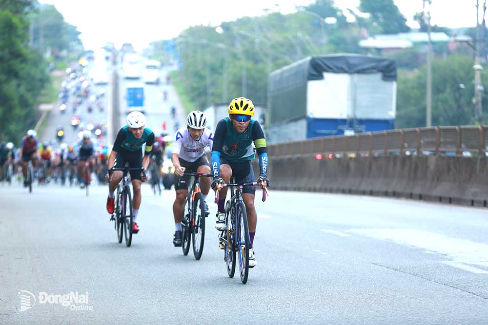 Các vận động viên chạy trên tuyến quốc lộ 1A, khu vực thành phố Long Khánh. Ảnh: Huy Anh