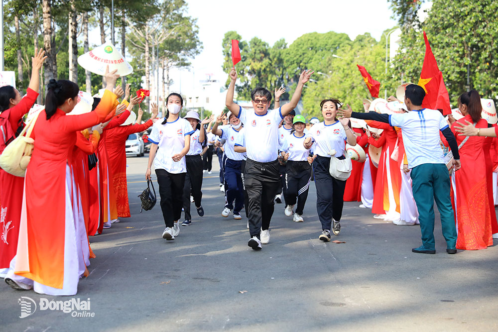 Các đội thi được sự cổ vũ nhiệt tình của những cổ động viên. Ảnh: Huy Anh