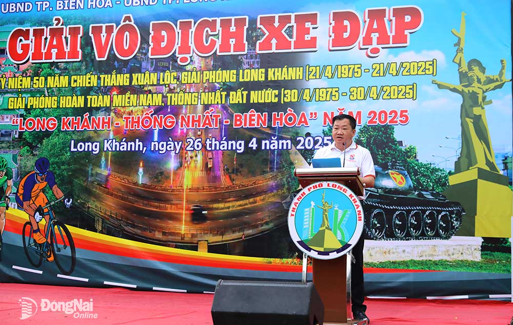 Phó chủ tịch UBND thành phố Long Khánh Tăng Quốc Lập phát biểu khai mạc giải. Ảnh: Huy Anh
