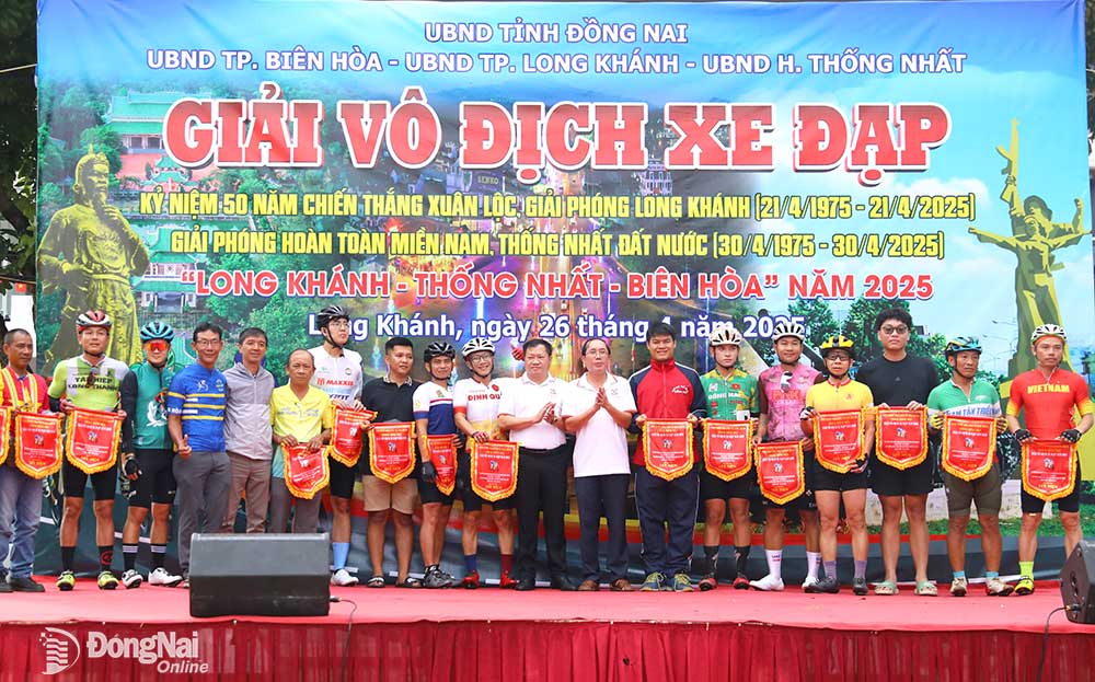 Ban tổ chức, đại biểu tặng cờ lưu niệm cho các đơn vị, câu lạc bộ xe đạp tham dự giải. Ảnh: Huy Anh