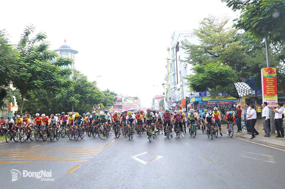 Các vận động viên xuất phát tranh tài tại thành phố Long Khánh sau lễ khai mạc giải. Ảnh: Huy Anh