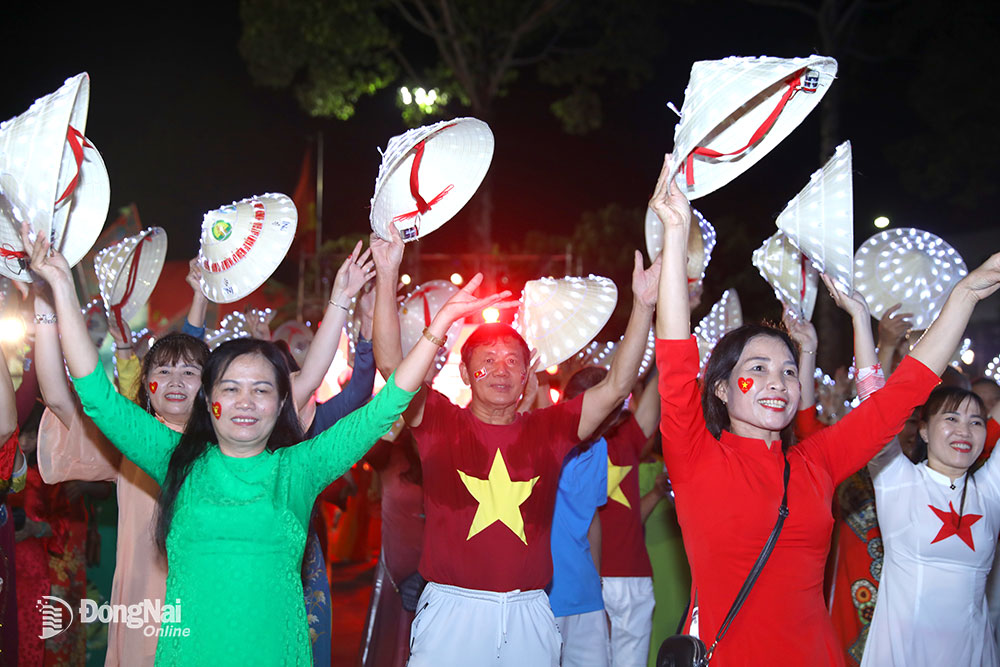 Những người tham gia đồng diễn xếp hình nghệ thuật. Ảnh: Huy Anh