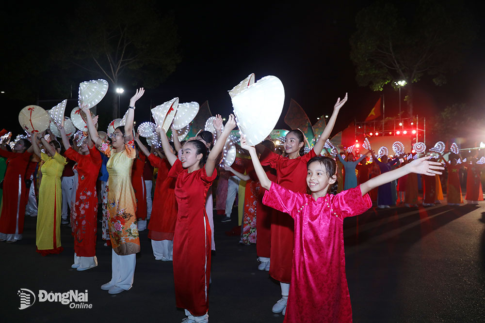 Những người tham gia đồng diễn xếp hình nghệ thuật. Ảnh: Huy Anh