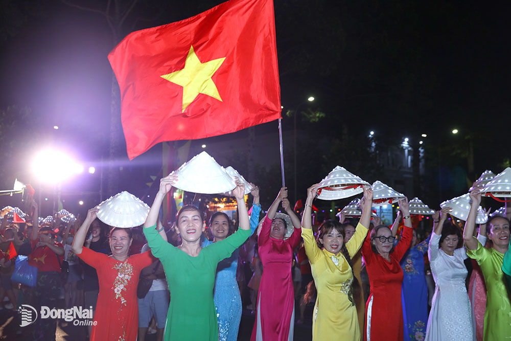 Những người tham gia đồng diễn xếp hình nghệ thuật. Ảnh: Huy Anh