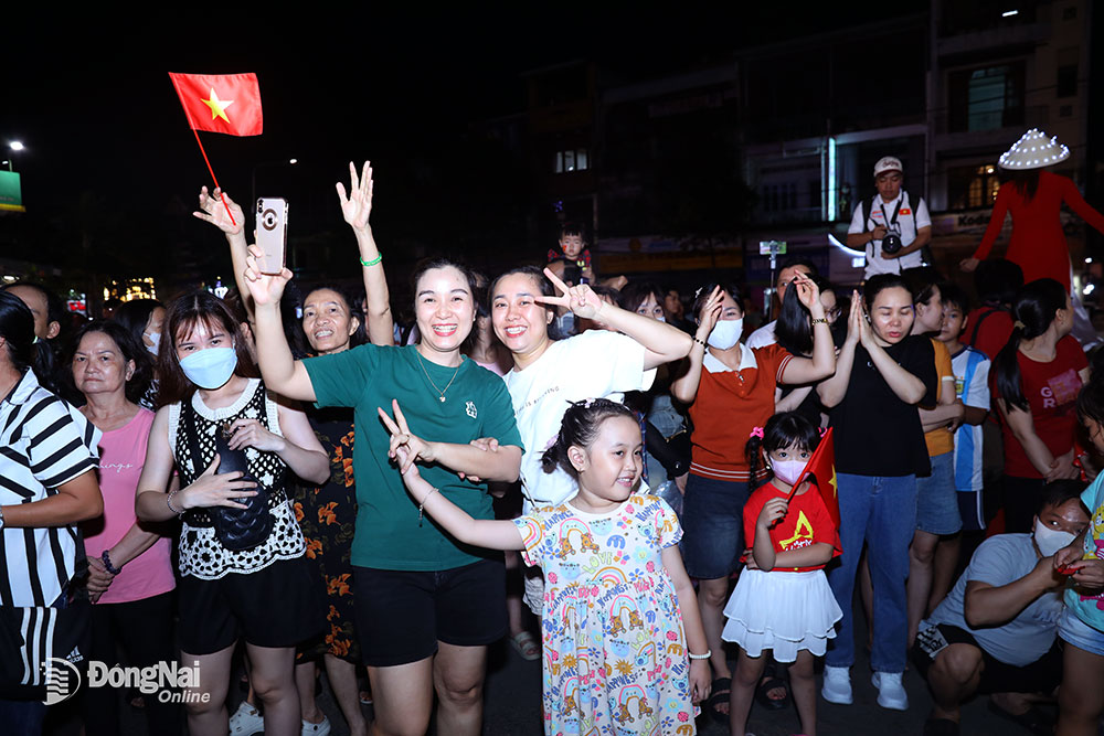 Người dân đứng trật tự khi xem chương trình đồng diễn xếp hình nghệ thuật. Ảnh: Huy Anh